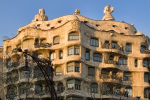 Fachada de la pedrera, casa Milà por Gaudí