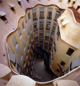 Patio interior de la pedrera, casa Milà por Gaudí